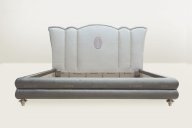 古典與現代相結合，即有古典的韻味，又具有時尚感的簡歐家具風格床。